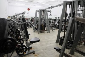 Sala de pesas entrenar esport rogent boxeo kickboxing