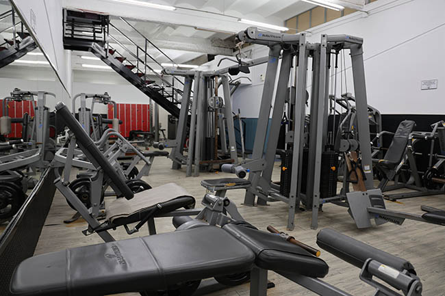 Sala de fitness gimnasio esport rogent masquinas y cintas de correr